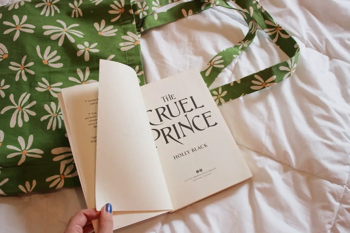 does-locke-die-in-the-cruel-prince-paisleyreads